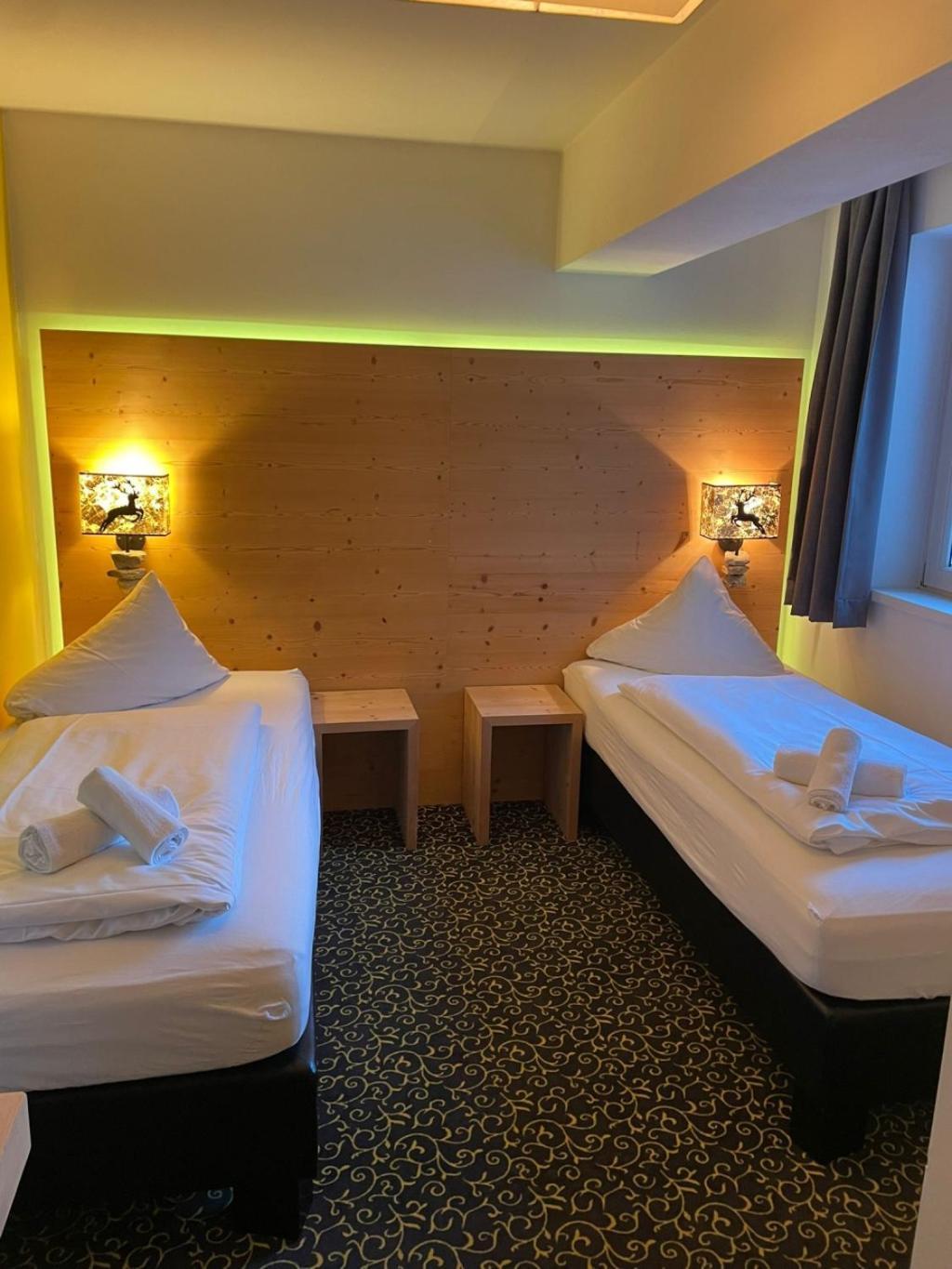 Partyhouse Harakiri Stay Different 60 Seconds To Mountains! Free Parking! Self Check-In Mayrhofen Exteriör bild