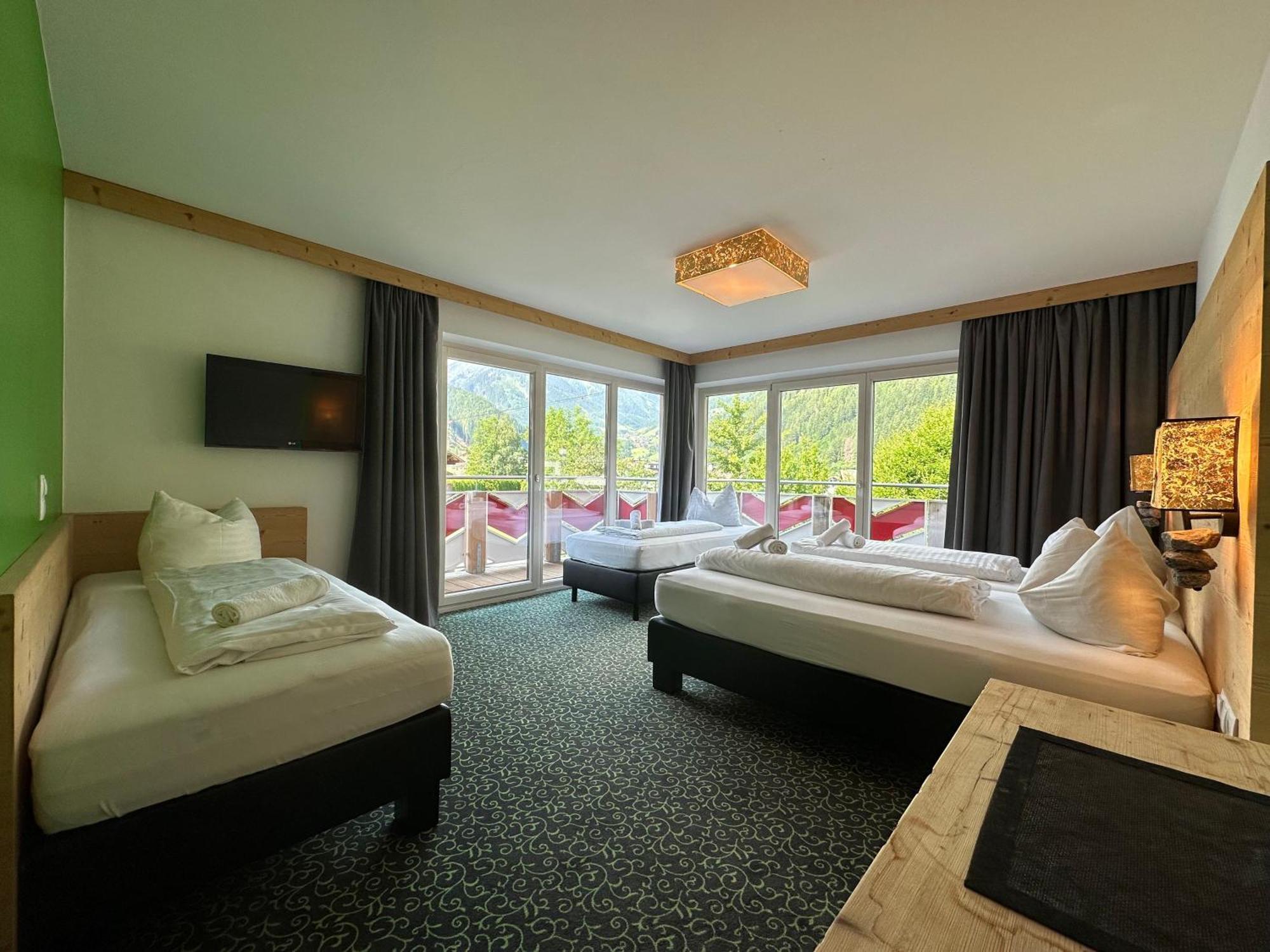 Partyhouse Harakiri Stay Different 60 Seconds To Mountains! Free Parking! Self Check-In Mayrhofen Exteriör bild