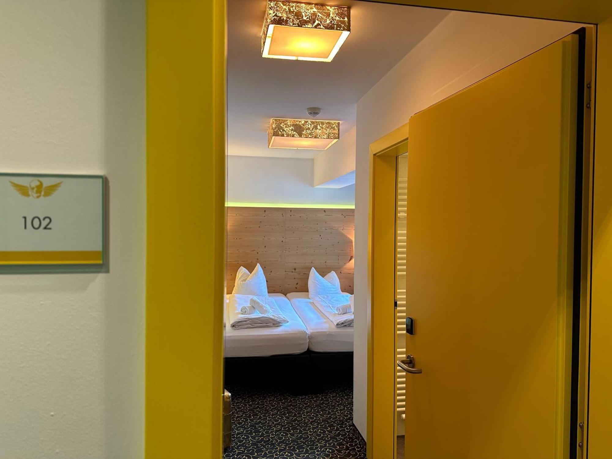 Partyhouse Harakiri Stay Different 60 Seconds To Mountains! Free Parking! Self Check-In Mayrhofen Exteriör bild