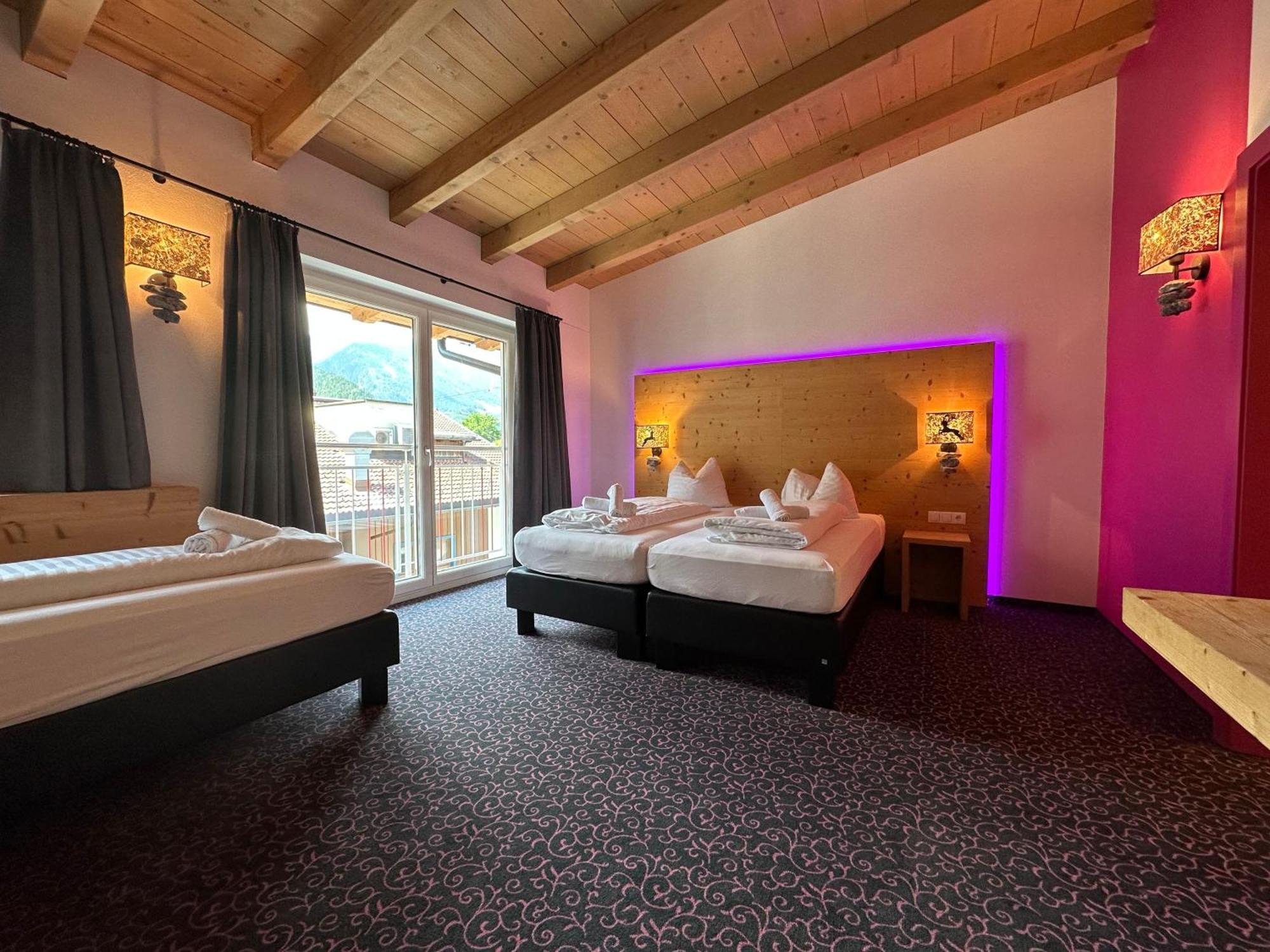 Partyhouse Harakiri Stay Different 60 Seconds To Mountains! Free Parking! Self Check-In Mayrhofen Exteriör bild