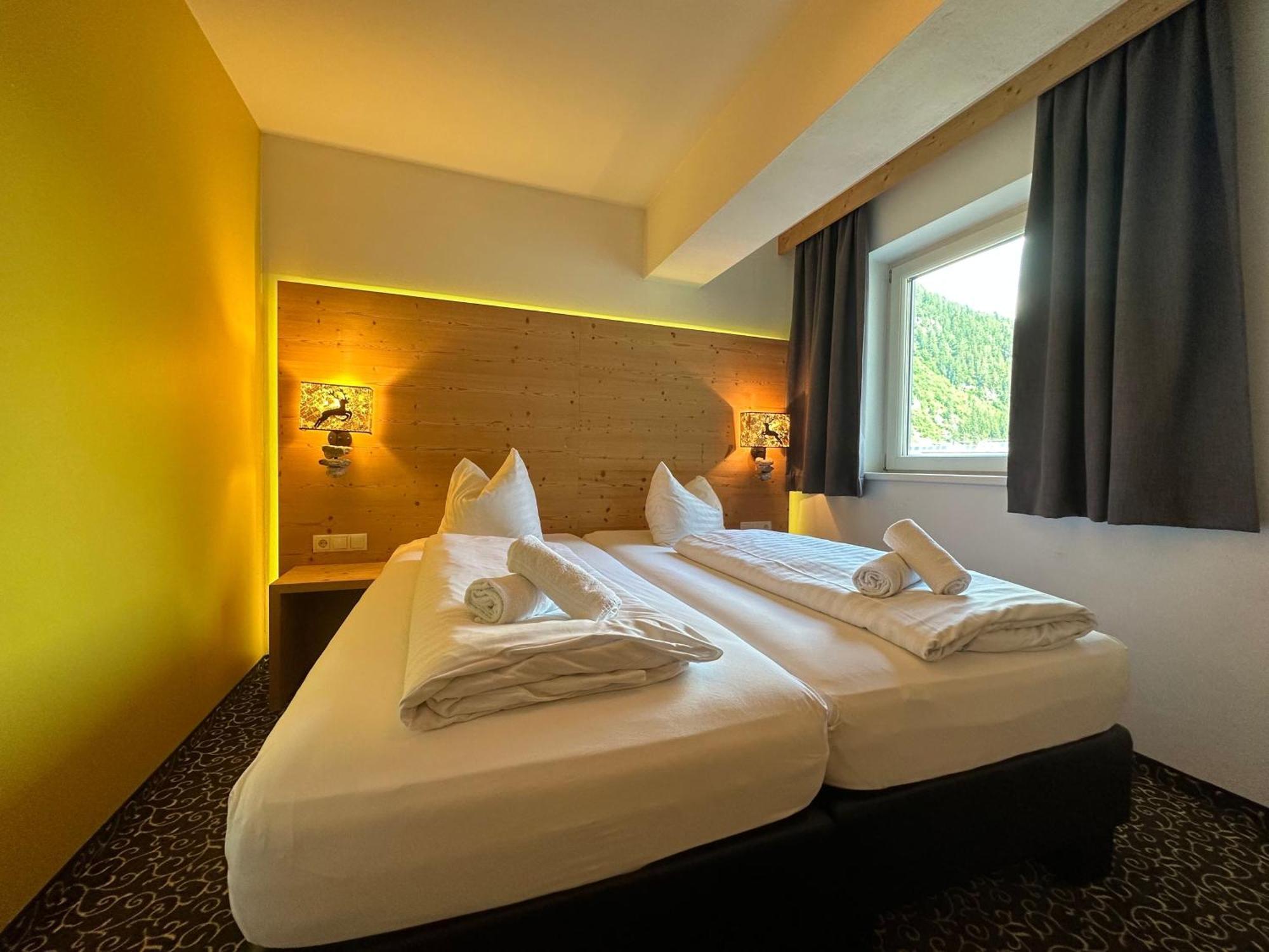 Partyhouse Harakiri Stay Different 60 Seconds To Mountains! Free Parking! Self Check-In Mayrhofen Exteriör bild
